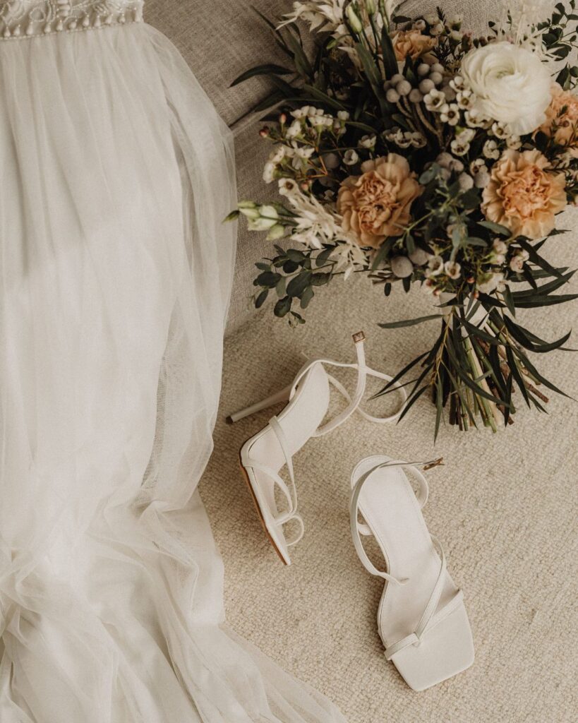 Hochzeitsschuhe und Brautkleid