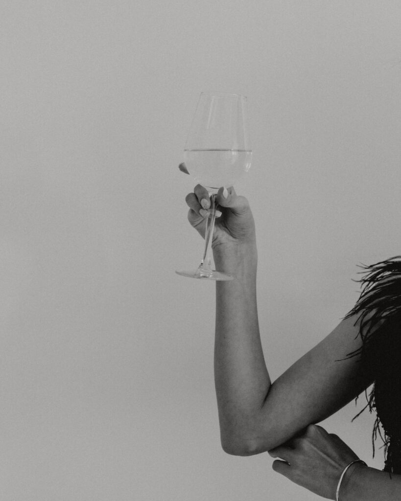 Dame mit Weinglas in der Hand